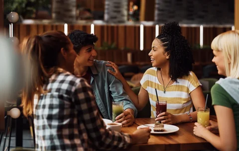 how-to-be-good-conversationalist-start-conversation-talk-people